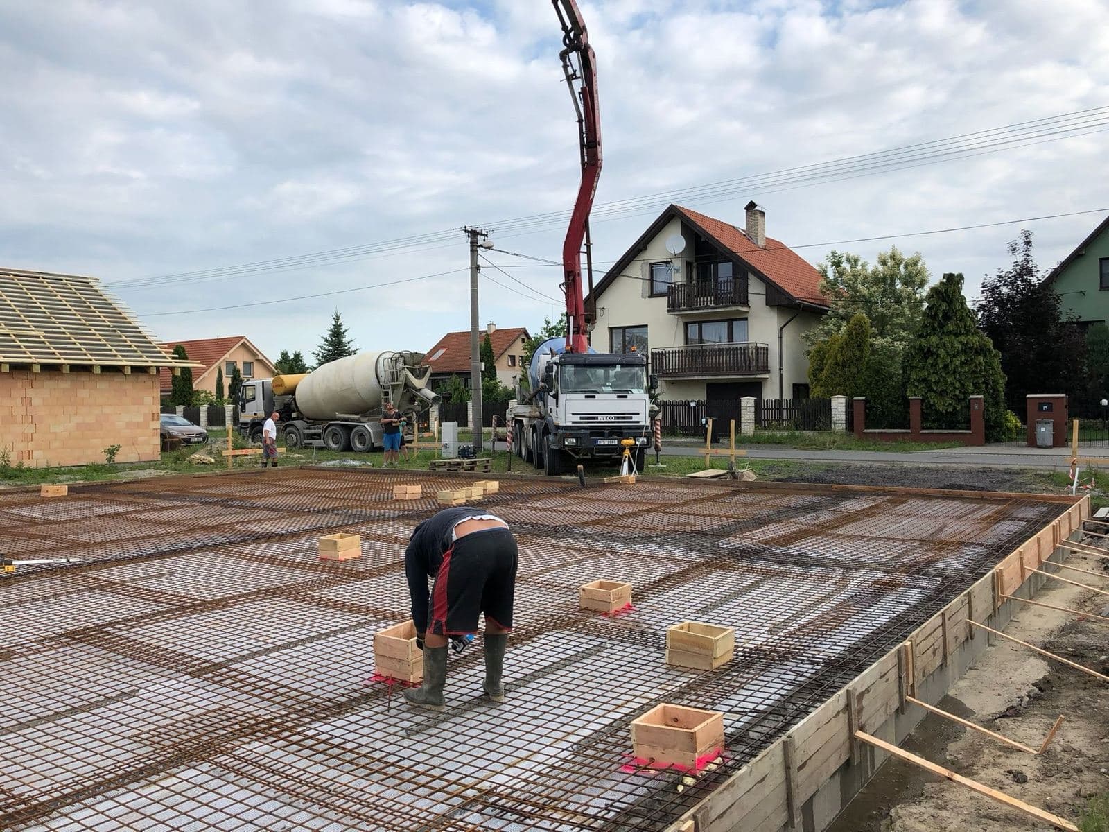 Betonáž základové desky s armaturou pomocí čerpadla a domíchávače