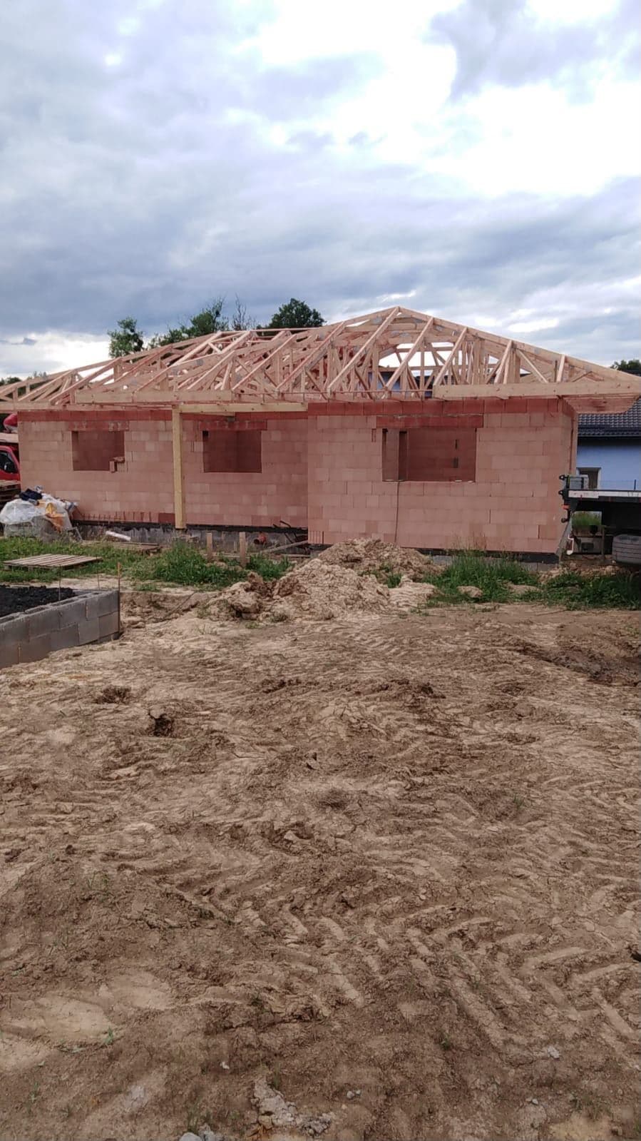 Cihlová hrubá stavba bungalovu s osazenými střešními vazníky