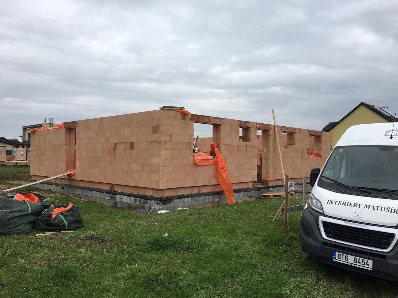 Zdění obvodových stěn z keramických cihel u rozestavěného bungalovu