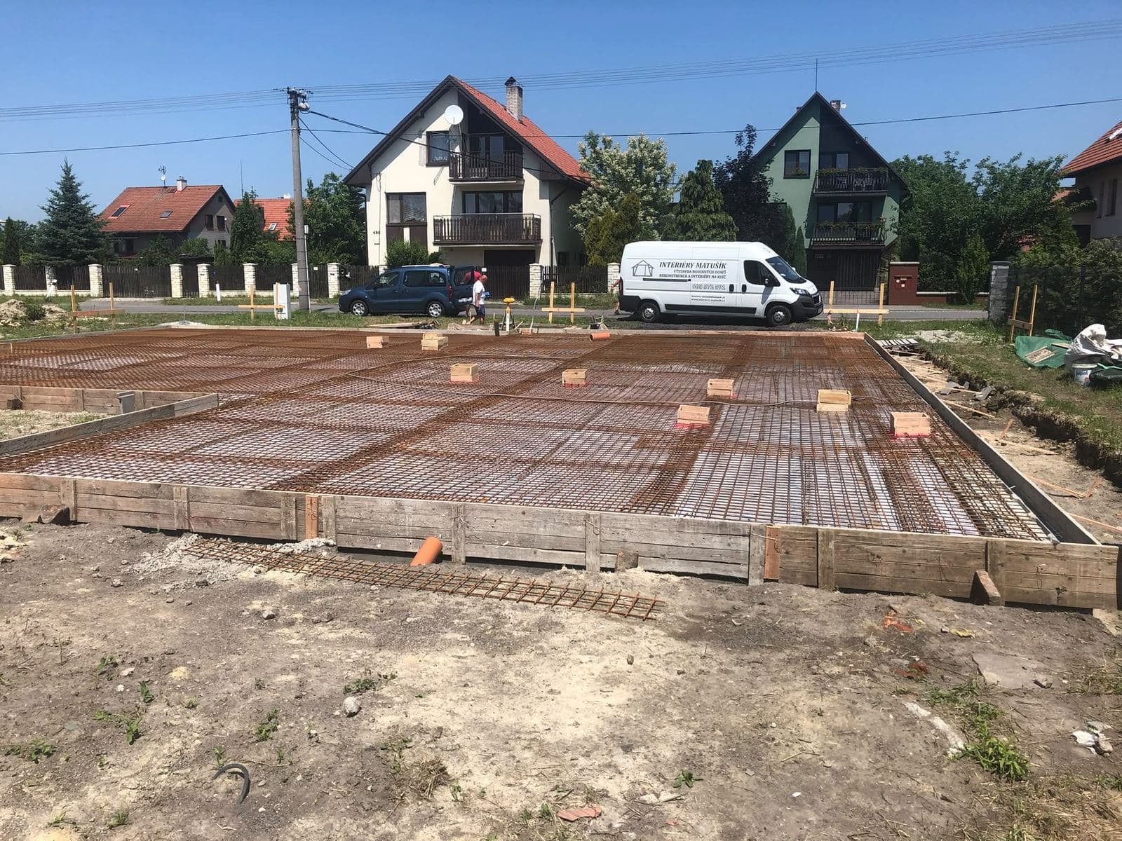 Bednění a výztuž základové desky připravené k betonáži