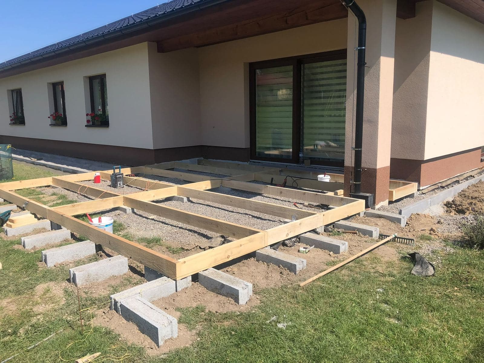 Nosný dřevěný rošt terasy na betonových patkách u bungalovu